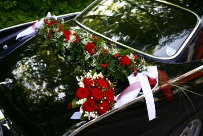 Volvo mit Girlande & Brautstrauß
